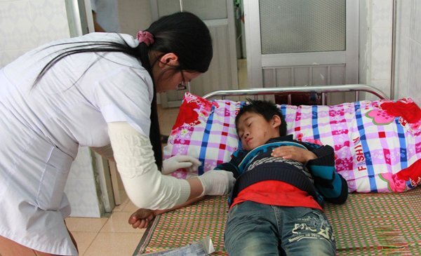 Vụ 8 người chết ở Lai Châu: Trẻ em, phụ nữ không uống rượu vẫn bị ngộ độc