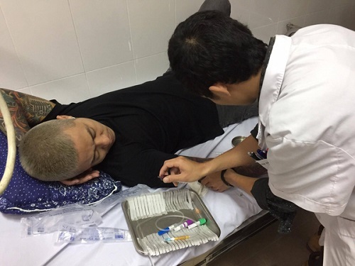 Tuấn Hưng ngất xỉu, nhập viện cấp cứu sau đêm diễn