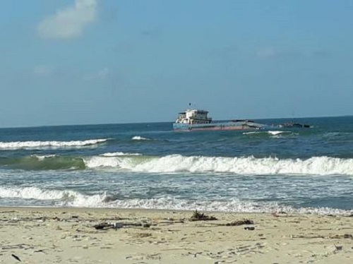 Tàu chở 3000 tấn hàng bị mắc cạn, than tràn ra biển