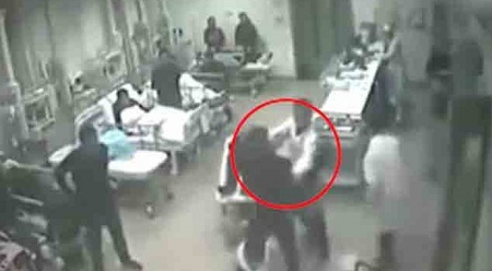 Bác sĩ bị người nhà bệnh nhân đánh tới tấp