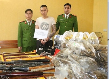 Bắt nam thanh niên tàng trữ trái phép chất ma túy, vũ khí nóng