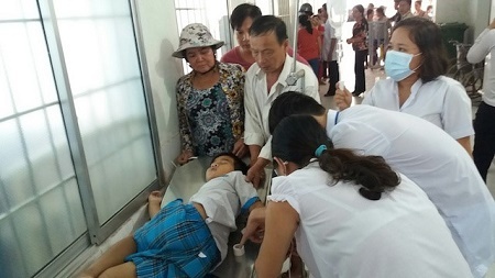 Tìm ra nguyên nhân khiến 210 học sinh và giáo viên nhập viện sau bữa ăn