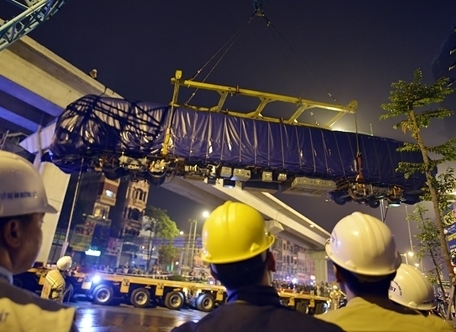 Người dân nín thở xem cẩu đầu tàu lên ray đường sắt trên cao