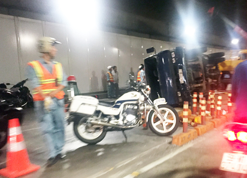 Xe tải nổ lốp, lật ngang trong hầm Thủ Thiêm 