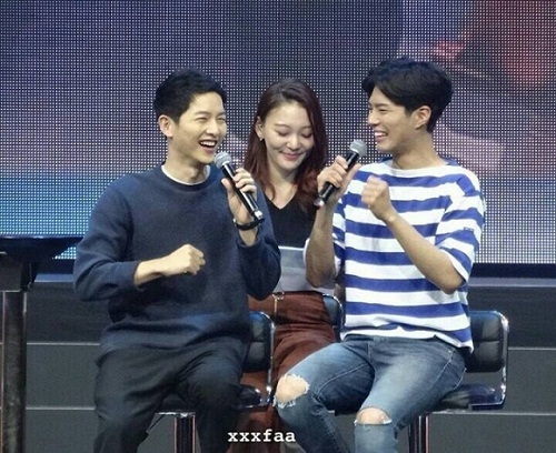 Bị đàn em Park Bo Gum “sàm sỡ”, Song Joong Ki phản ứng gây “choáng”