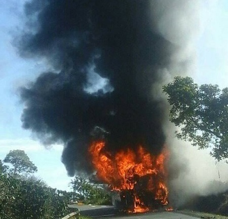 Xe khách 40 chỗ bốc cháy ngùn ngụt trên đèo Phú Sơn