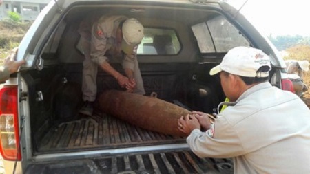 Phát hiện bom tạ còn nguyên kíp nổ tại cửa khẩu quốc tế Lao Bảo