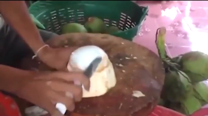 Clip: Nghệ thuật gọt dừa siêu đỉnh khiến ai cũng phải thán phục