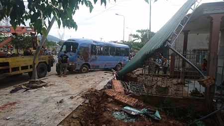 Xe khách nổ lốp, lao vào nhà dân