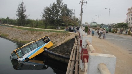 Xe buýt Đà Nẵng lao đầu xuống mương, 2 người nhập viện