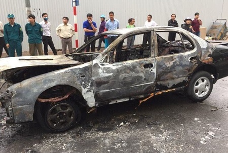 Hà Nội: Xế hộp bốc cháy ngùn ngụt tại ngã tư Lê Văn Lương