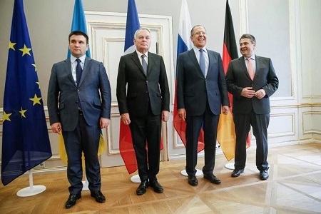 Bộ trưởng Ngoại giao Ukraine gây chú ý vì mặc vest quá chật