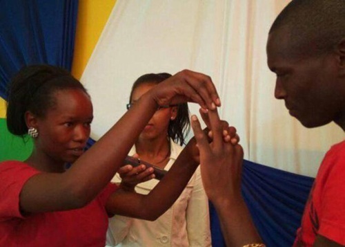 Cặp đôi trẻ bất ngờ sau khi tổ chức đám cưới 1 đôla với chiếc nhẫn cưới bằng sắt