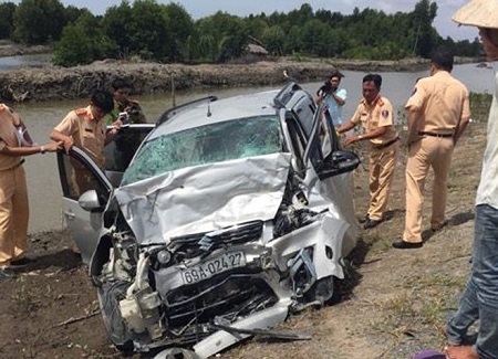 Ô tô đối đầu, 11 người trọng thương