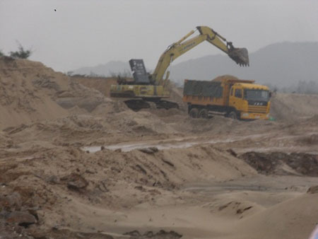 Chủ tịch xã bị đình chỉ công tác vì để 