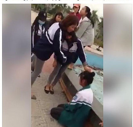 Xác minh clip nữ sinh chửi bới, bắt bạn quỳ gối xin lỗi