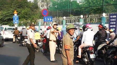 Ngày đầu phân luồng cửa ngõ Tân Sơn Nhất, dân Sài Gòn ngơ ngác