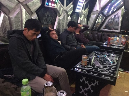Bắt quả tang hàng chục dân chơi đang bay lắc trong quán karaoke