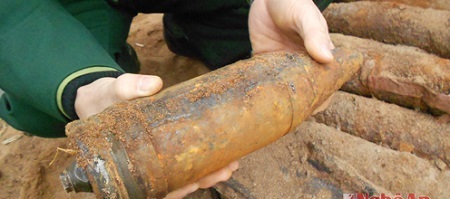 Nghệ An: Phát hiện 43 quả đạn cối dài 1m còn nguyên kíp nổ