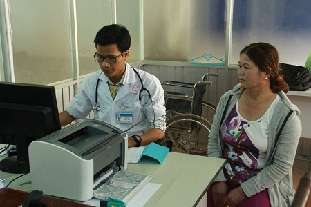 Vinh danh bác sĩ 28 tuổi với nhiều cống hiến cho người dân