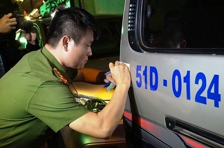 2 xe biển xanh đậu trước quán nhậu TP HCM bị cẩu về đồn trong đêm