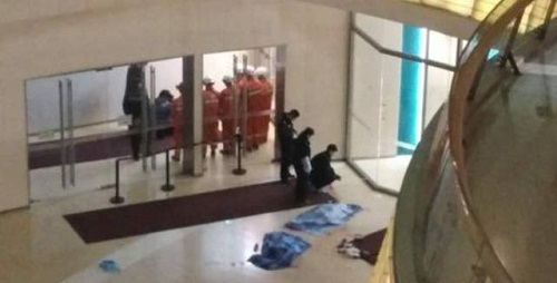 Phụ huynh tuột tay khiến hai con nhỏ rơi từ tầng 4 xuống tử vong tại chỗ