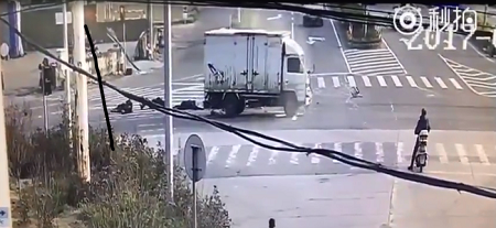 Đâm trực diện xe tải, 8 người bị hất tung lên trời rồi rơi xuống đất