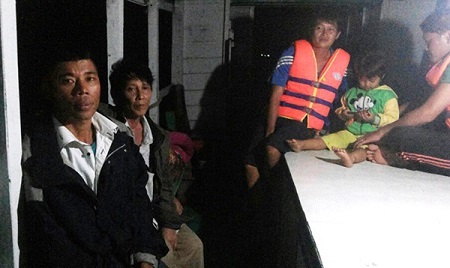 Tàu cá va vào đá ngầm, 7 ngư dân thoát chết