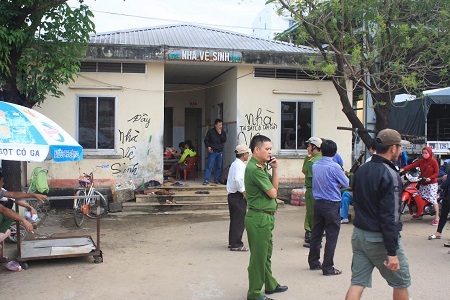 Cô gái chết bất thường trong nhà vệ sinh bến xe