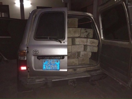 Xe biển xanh chất đầy gỗ quý hiếm bị tạm giữ