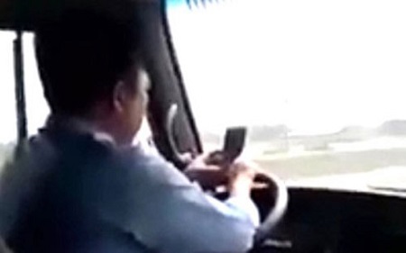 Sa thải tài xế xe buýt vừa lái xe vừa lướt web