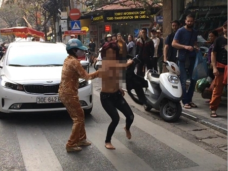 Cô gái trẻ nghi “ ngáo đá”, khỏa thân làm loạn phố cổ Hà Nội