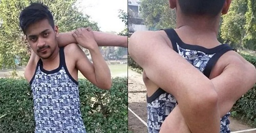 Kinh ngạc thiếu niên có tài uốn cong vai như rắn