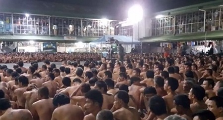 Hàng trăm tù nhân Philippines bị ép khỏa thân ngoài sân trại giam