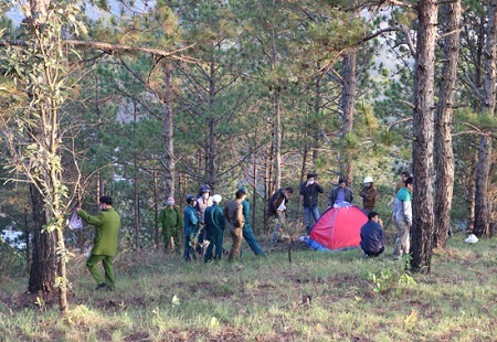 Đi chăn bò, phát hiện thi thể phượt thủ nằm co quắp trong lều