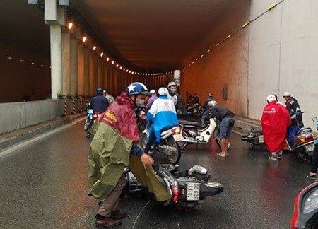 Hà Nội: Nhiều người đi xe máy ngã nhào trong hầm chui Kim Liên