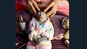 Tròn mắt xem chú khỉ biết tận hưởng