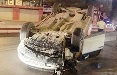 Đâm dải phân cách, xe 4 chỗ 