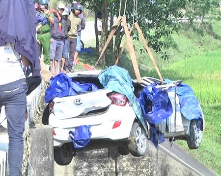 Taxi mất lái lao xuống cầu, 1 người chết, 5 người bị thương