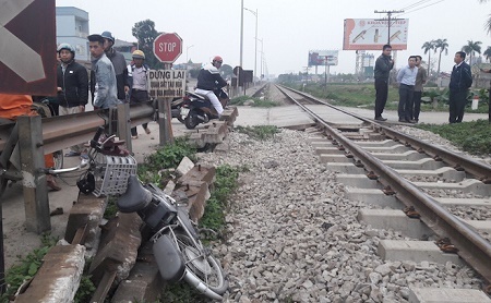 Băng qua đường sắt, nam sinh lớp 10 bị tàu tông văng 10m