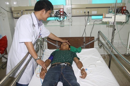 2 học sinh nghèo bắt cá ăn, tử vong nghi ăn nhầm trứng cóc