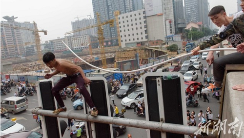 Nam thanh niên tự tử thành công vì sự giúp đỡ nhiệt tình của “người tốt”