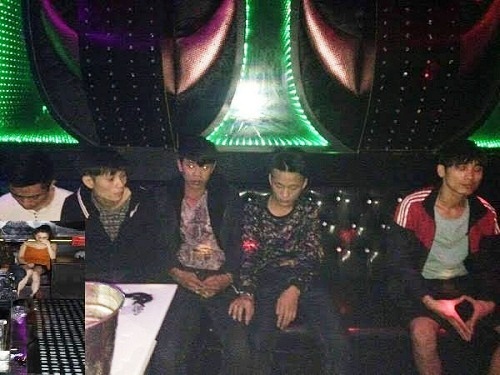 Bắt quả tang 5 cặp nam nữ