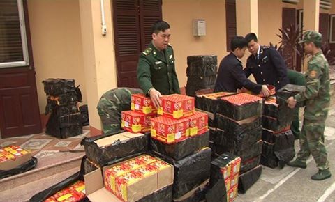 Tạm giữ đối tượng vận chuyển 6 tạ pháo về Việt Nam qua cửa khẩu