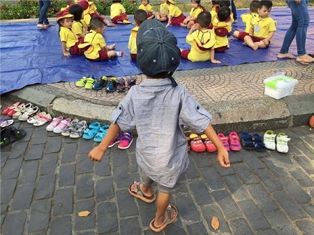 Chuyện đời nhiều biến cố của mẹ con cậu bé xếp dép cho các bạn dã ngoại