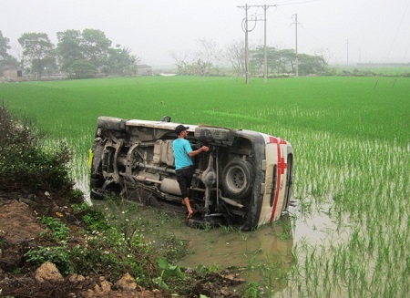 Xe cứu thương mất lái, lật nhào xuống ruộng