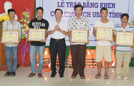 Khen thưởng nhóm ngư dân cứu 14 người chìm ca nô ở Kiên Giang