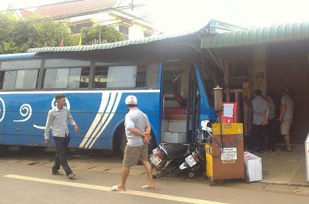 Mất lái, xe khách đâm sập quán cà phê, làm 2 người trọng thương