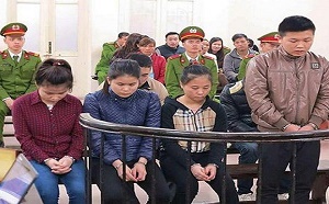 Nhóm thiếu nữ lao vào đánh người vì lời nhắc nhở không nói tục