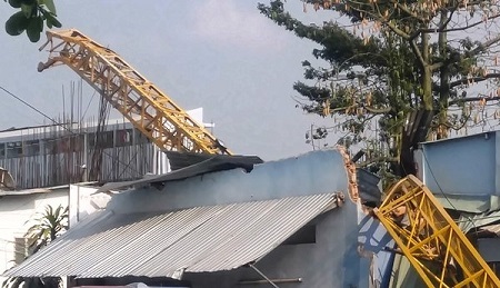 Cần cẩu sập đè ngang nhà trọ, hàng chục người thoát chết trong gang tấc